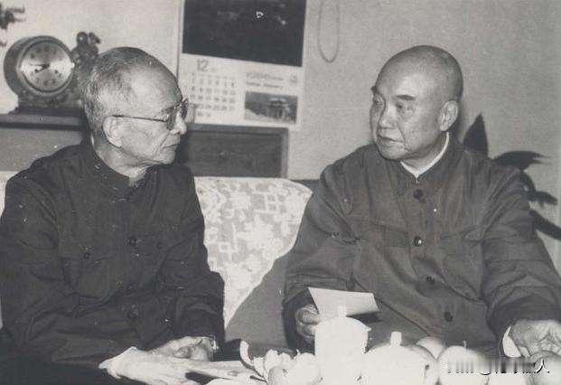 1959年功德林，被关在此的国军中将半夜起来去上厕所，却突然撞见了一个白衣女子，
