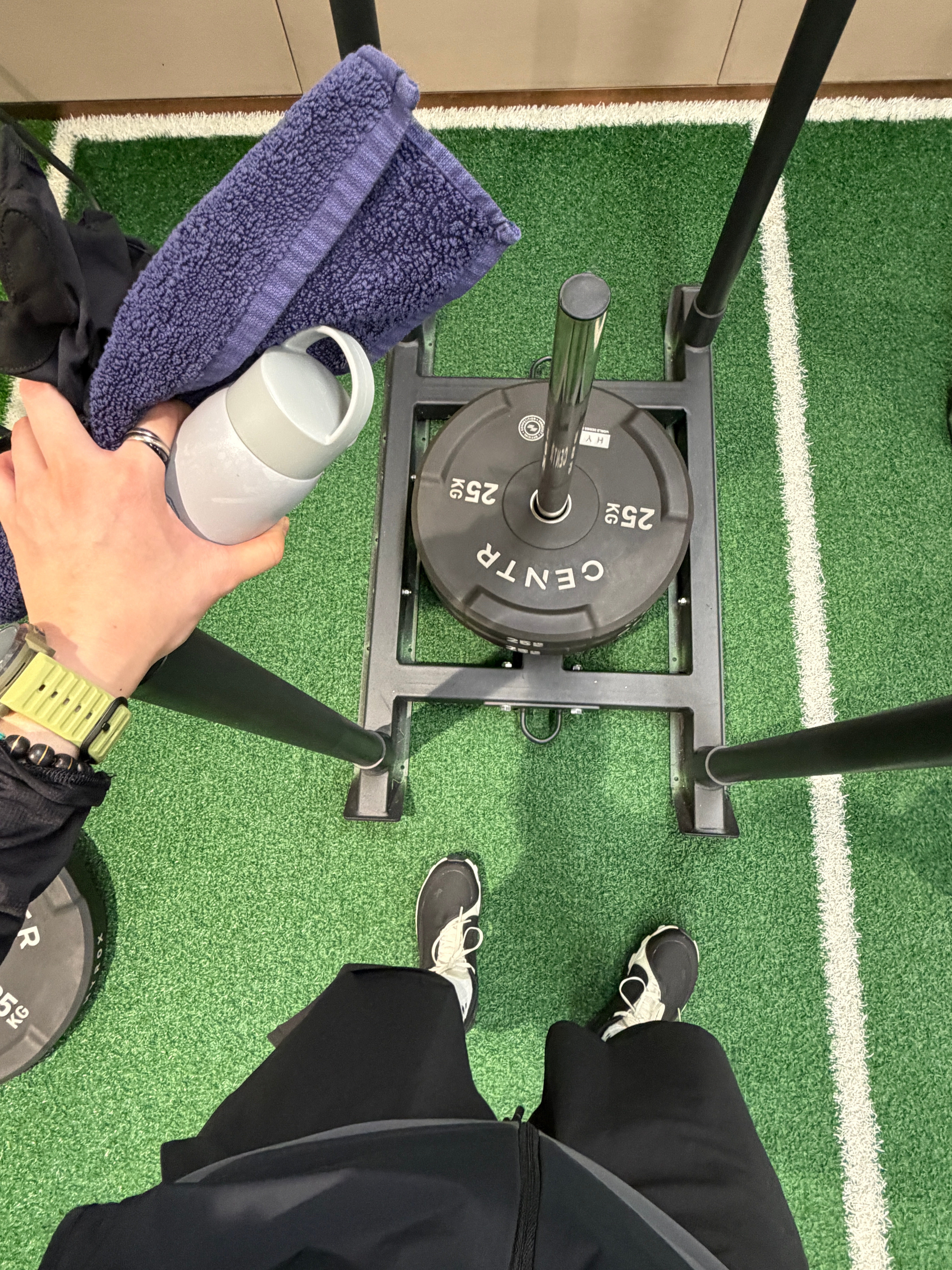 100斤 今天推了25*5， 对我而言挺难的。完成都费劲。 咸鱼fitness 