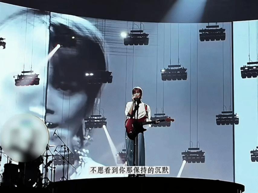鸡都打鸣了李宇春还在彩排李宇春凌晨5点彩排没睡还是起了 啊啊啊啊李宇春说自己凌晨