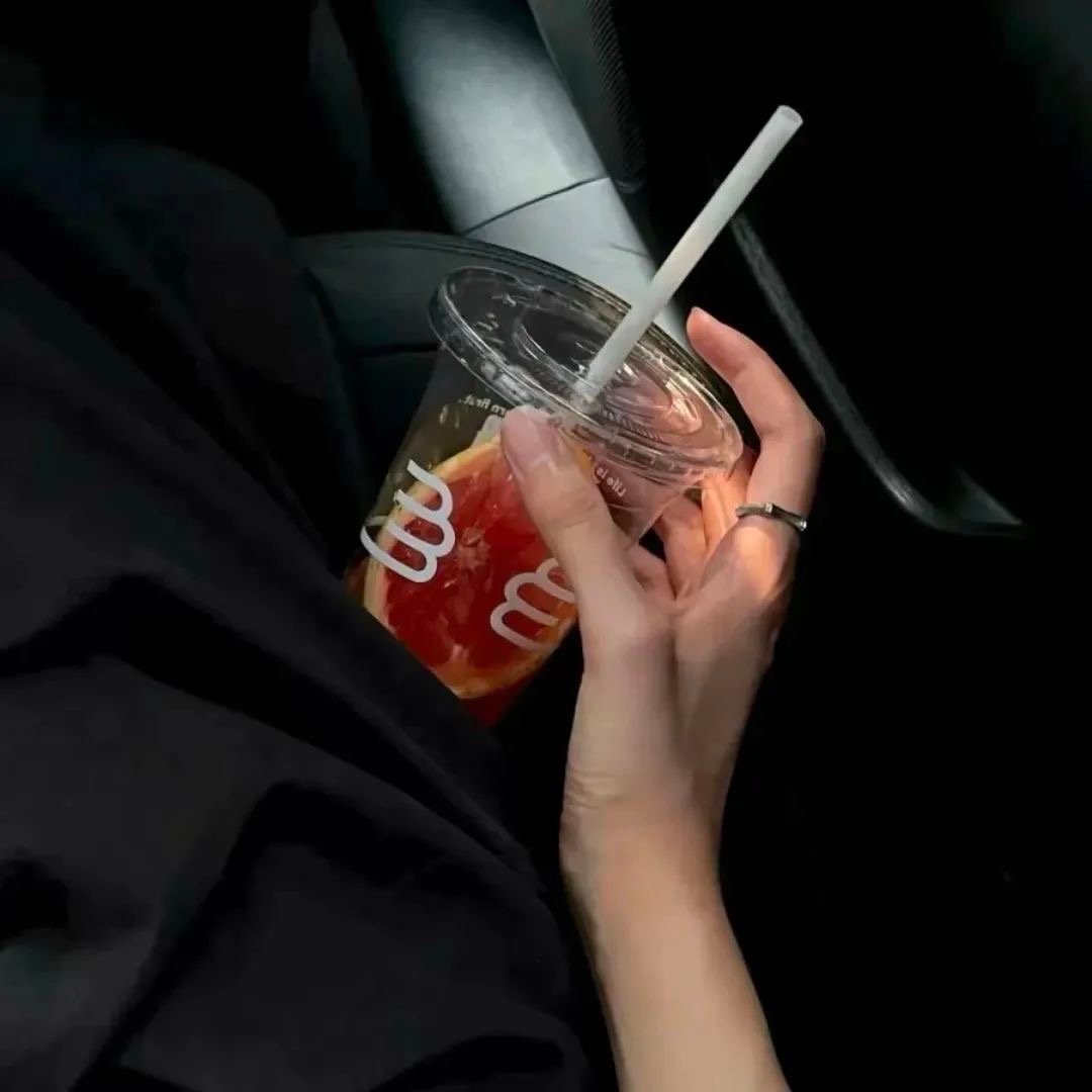 男人 会为了那点欲望 许下惊天动地的誓言 女人 会为了那点爱意 做出惊天动地的蠢