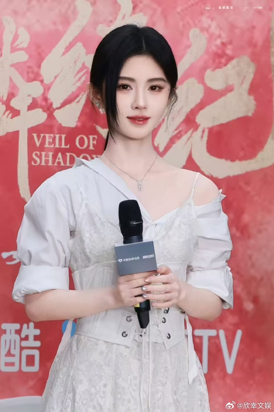 鞠婧祎露肩套装鞠婧祎猫眼美甲鞠婧祎露肩套装，太美了，