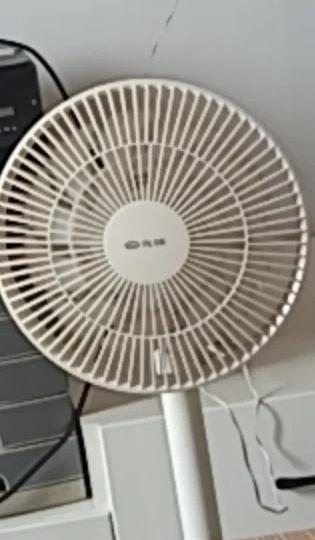 家里这台落地扇的故障挺蹊跷，拧到最大档位，风扇刚启动转一圈就骤然停转，隔片刻又自