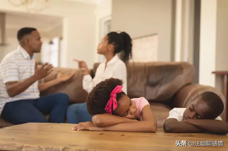 为什么父母不能在孩子面前吵架？

家是孩子认识世界的第一面镜子。

当父母在孩子