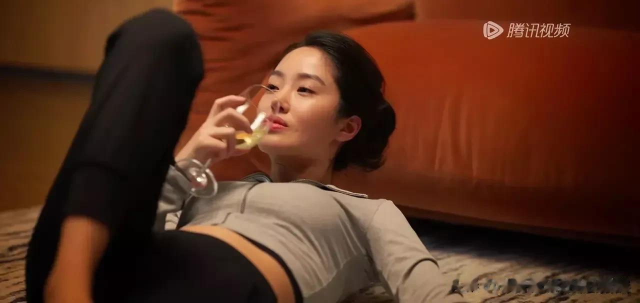杨采钰身材很好，穿运动服很性感火辣。

杨采钰的身材太好了，穿运动服是那么的性感