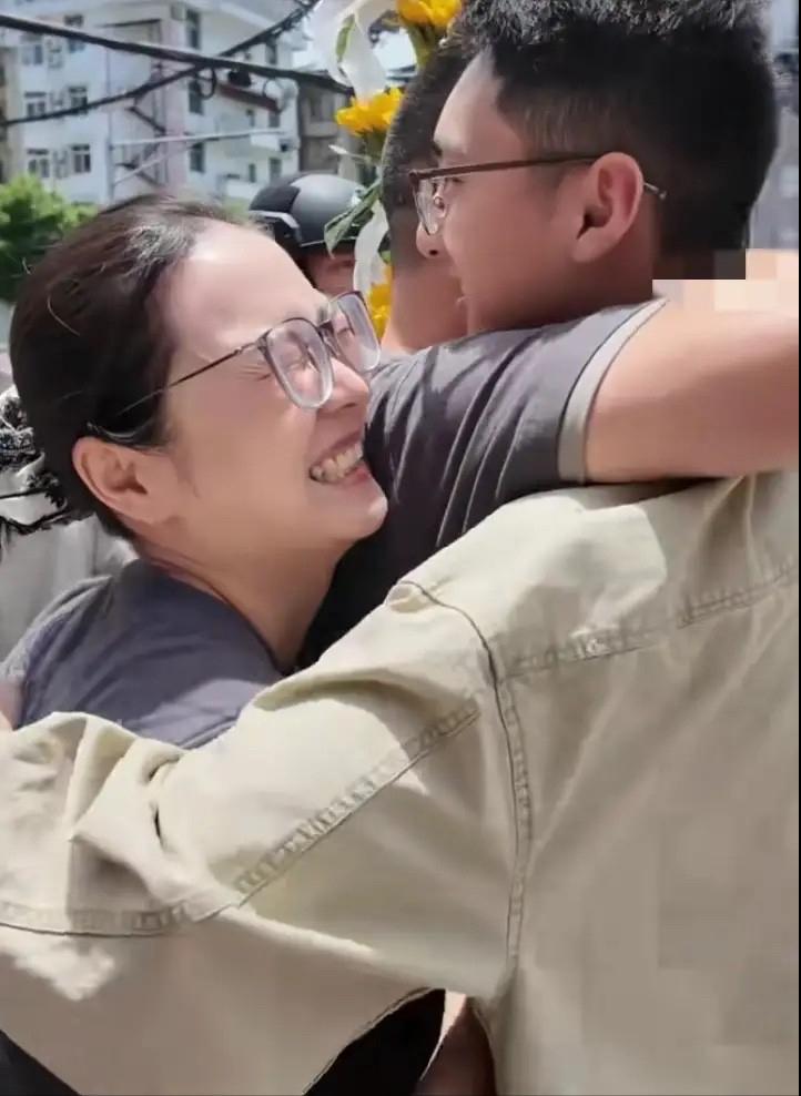 你见过最催泪的高考迎接仪式吗？没有鲜花、没有拥抱，只有一张塑封的照片，却是这位四