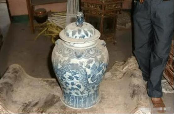 2016年，四川简阳一农民在迁祖坟时，挖出了一个装有祖先骨骸的青花瓷将军罐！专家