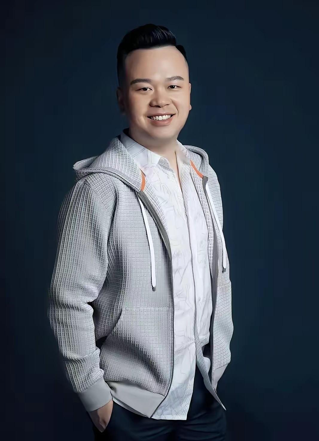 两个同龄的商界精英都已经陨落，他们曾经是合作伙伴，创造了价值不菲的商业版图。只可