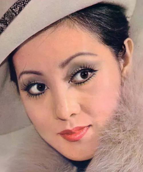 1995年，赵世光甩出一张票对何莉莉说:“给你一千万，离婚！”何莉莉不仅不动怒，