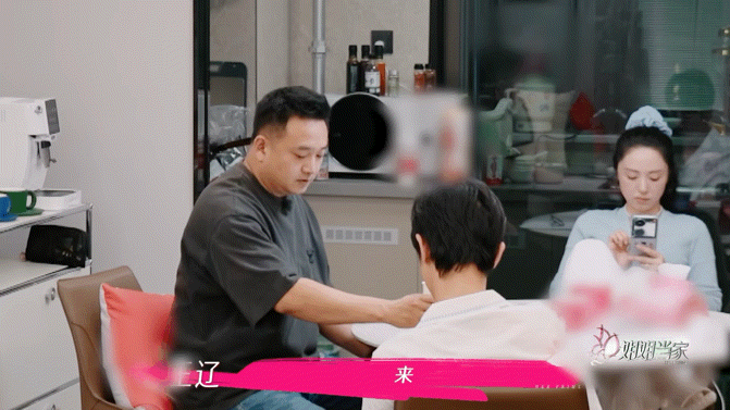 董璇张维伊：吵架可以冷，但朋友的酒必须喝！情侣朋友吵架反应太真实了，超级搞笑 ​