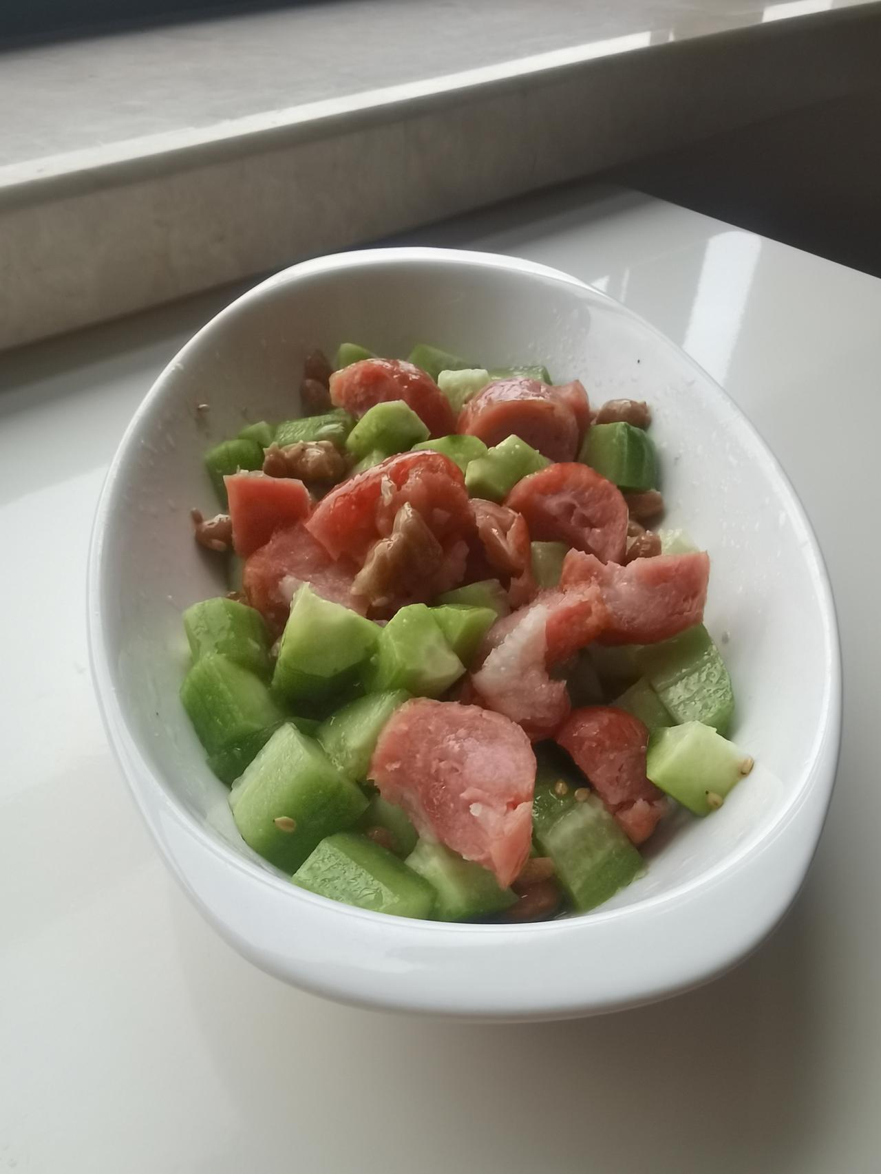 星期六，早餐打卡。

黄瓜丁拌纳豆、肉肠、鸡蛋、牛奶咖啡、八珍杂粮粽

【今日小