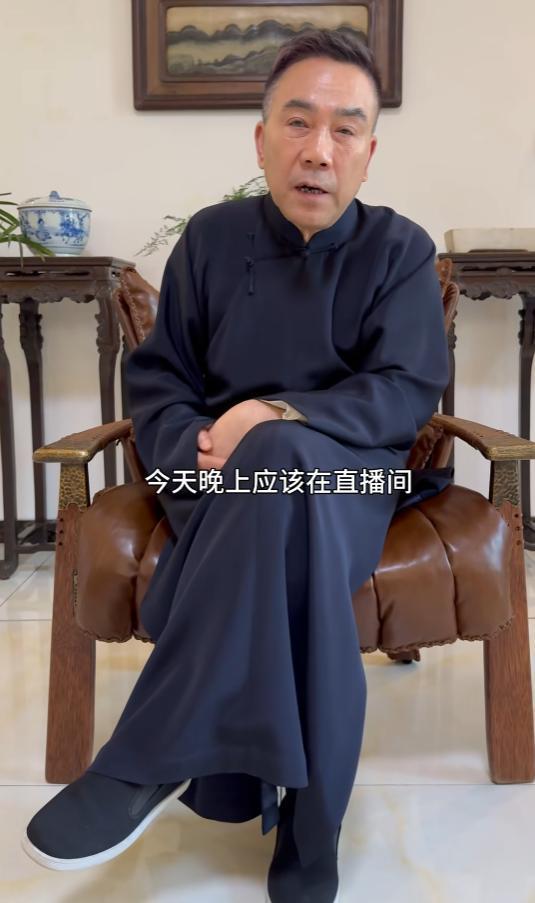 杨议直播怀念父亲杨少华，感谢各界好友前来悼念并澄清网络质疑。虽然冯巩未亲临葬礼，