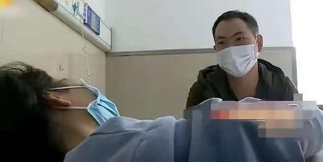 湖南长沙，一个30岁的木工跟前妻离婚1年了，工地上闲聊时，工友一句话砸进他耳朵里