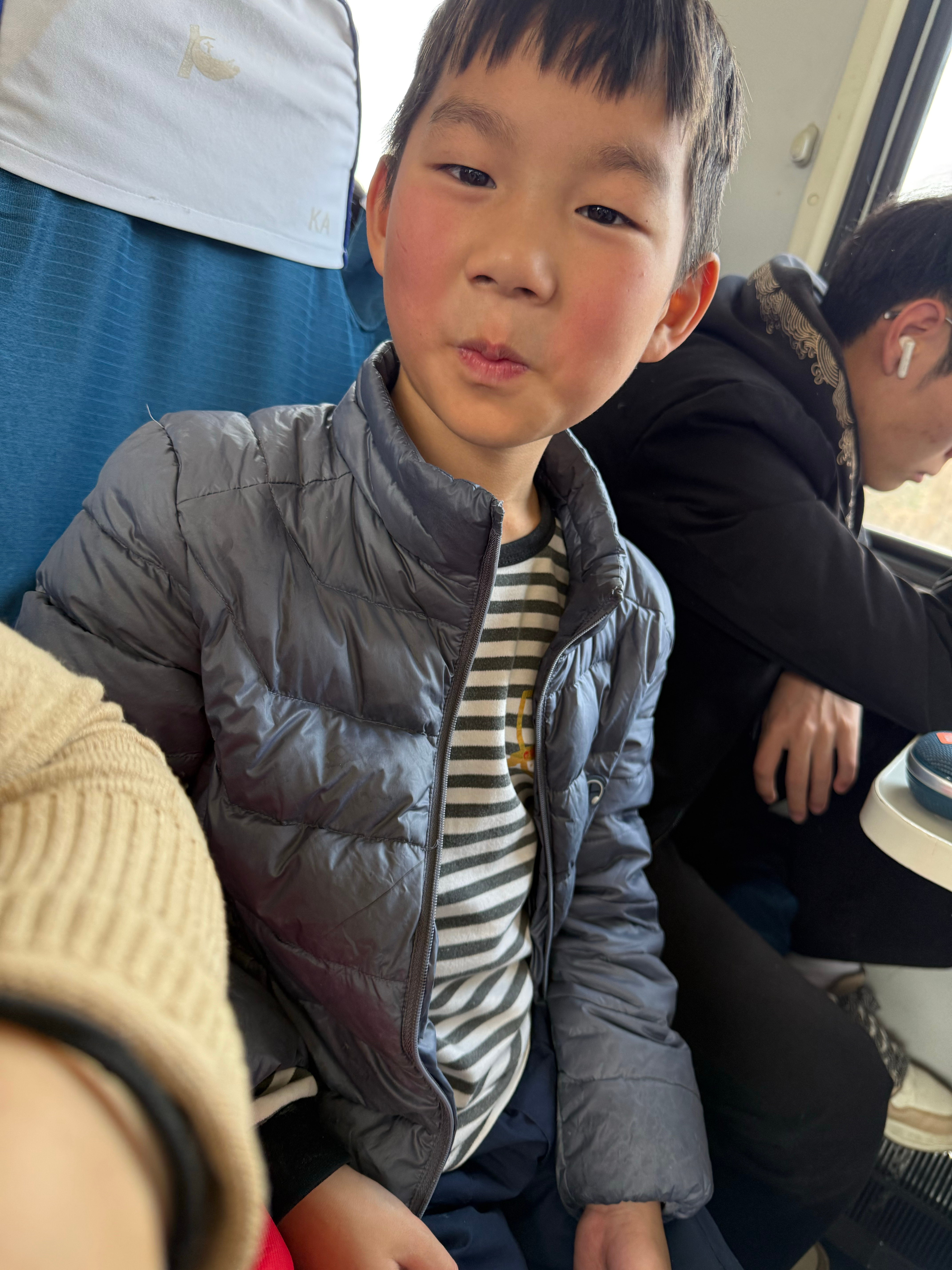 一趟从哈尔滨开往长沙的绿皮火车，车上空了三分之二的位置，一点都没有春运的气氛，这