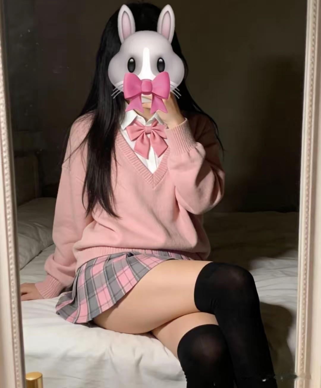 我们小区三单元有个叫林薇的姑娘，打小就是院里的“小明星”。那会儿她梳着羊角辫，皮