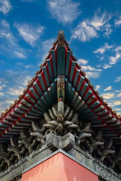 唐代建筑的飞檐设计，不只是好看，更有实用价值。那些舒展上扬的檐角，看似是艺术化的