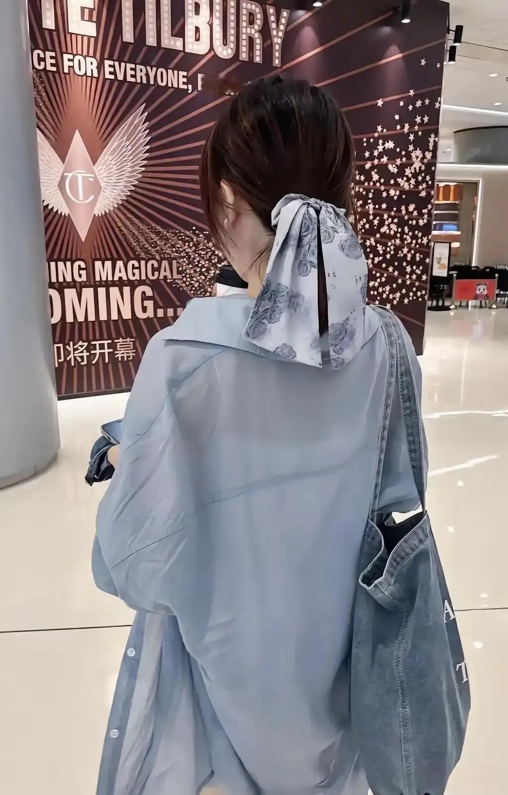 这小姐姐很会打扮