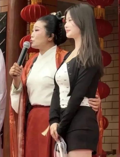 搞不懂这么优秀的女生为何还要参加相亲大会，这个条件的在人群中也是第一眼被看到的