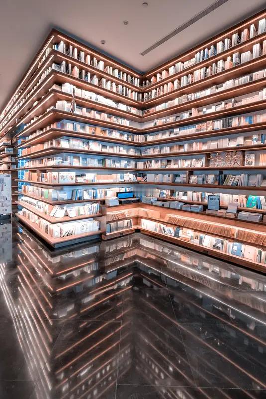 一个人的时光，完全可以过得超精彩。我超爱沉浸书海，像《百年孤独》，那魔幻的笔触把