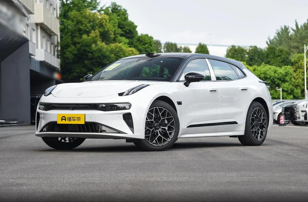 作为最早把“猎装轿跑”玩明白的国产电车，ZEEKR 001颜值能打、操控在线，一