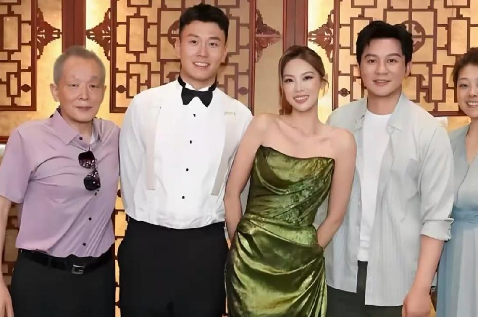 谁能想到，娱乐圈里硬汉形象的李晨，会在同父异母妹妹的婚礼上，露出这样温柔的一面！