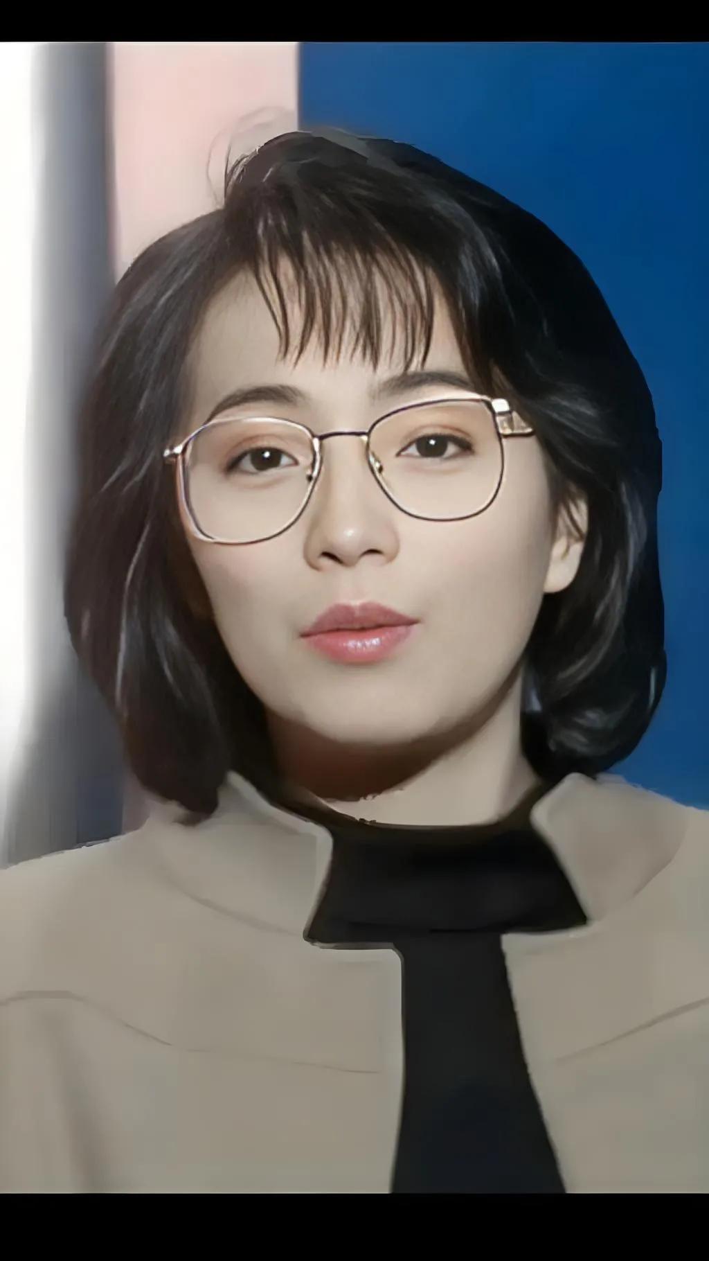 苑丹琼这个名字或许大家会陌生，但“石榴姐”的名号在娱乐圈可是如雷贯耳，大名鼎鼎。