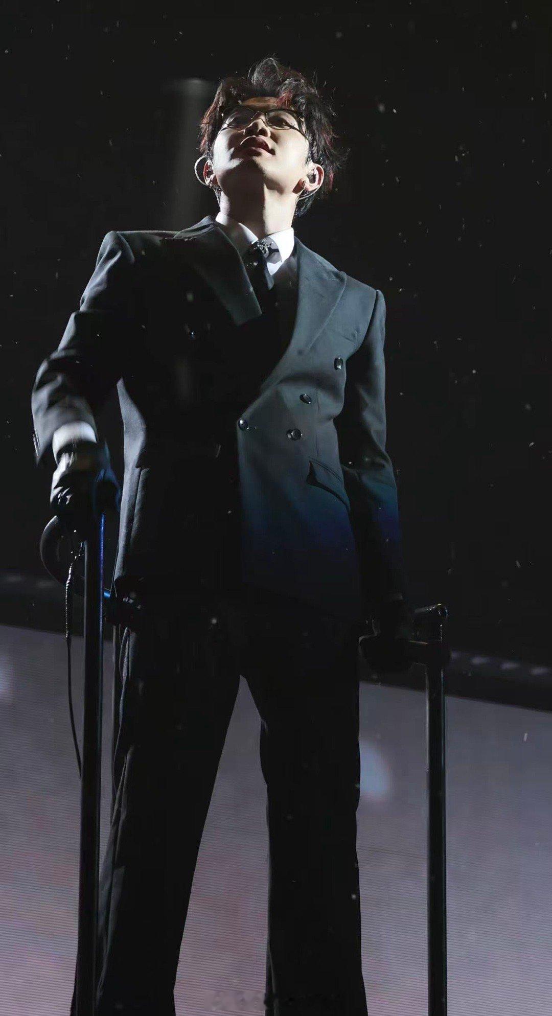 颜人中带着他的“人间混响”来了！从耳机到舞台，他声音里的故事感永远能直击心灵。终