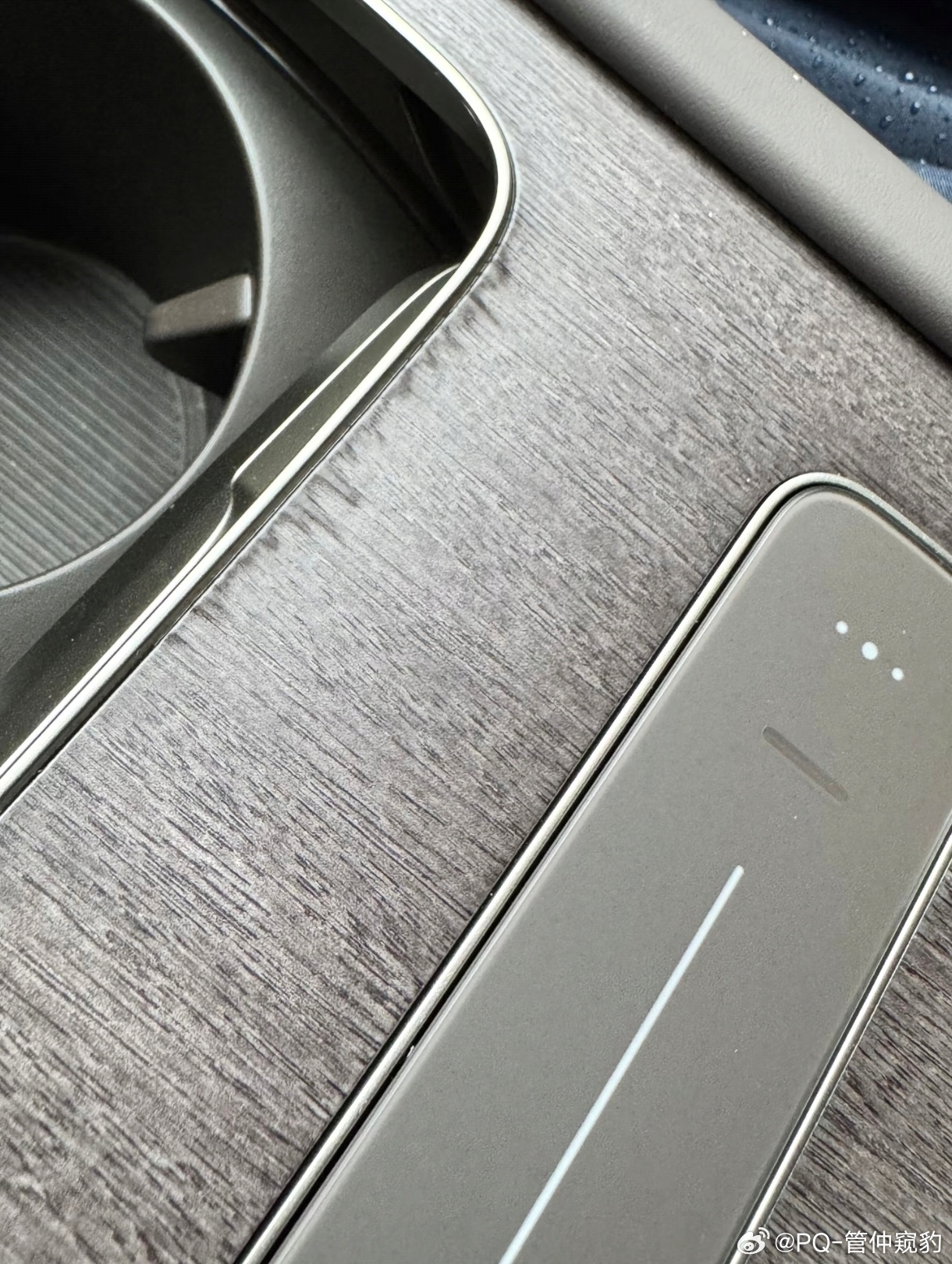 有网友抱怨蔚来全新ES8 Console木纹饰板开裂仔细观察会发现【疑似边缘进水