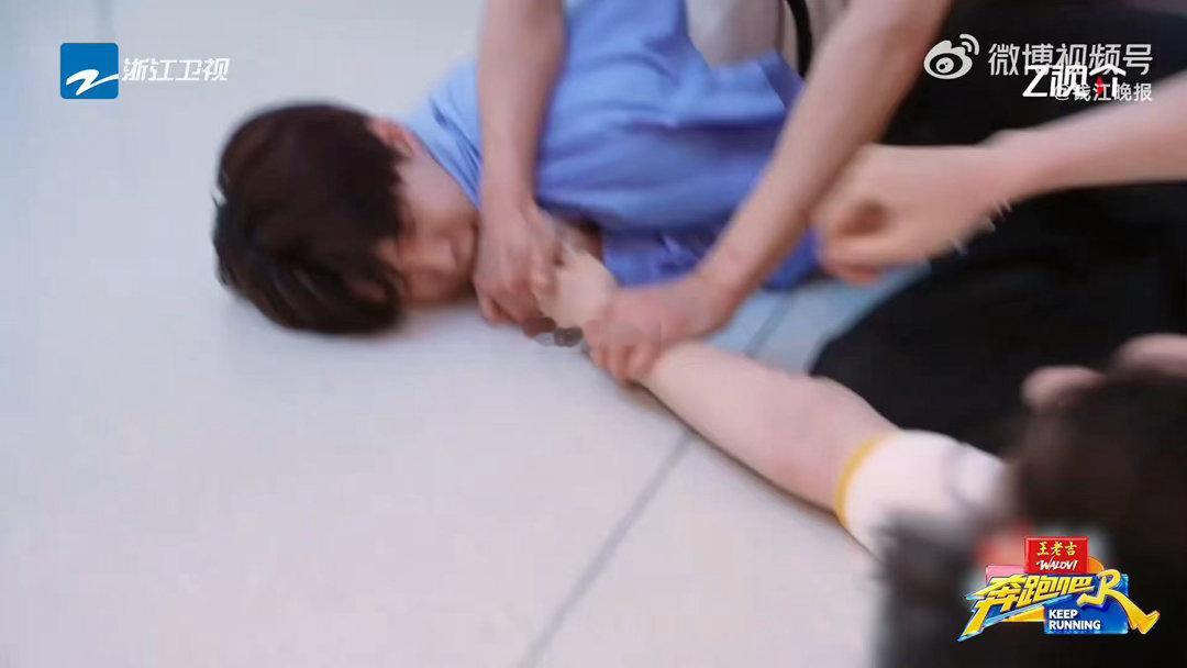 范丞丞躺地向张真源求饶奔跑吧 范丞丞躺在地上的时候我以为张真源会心软，结果真源直