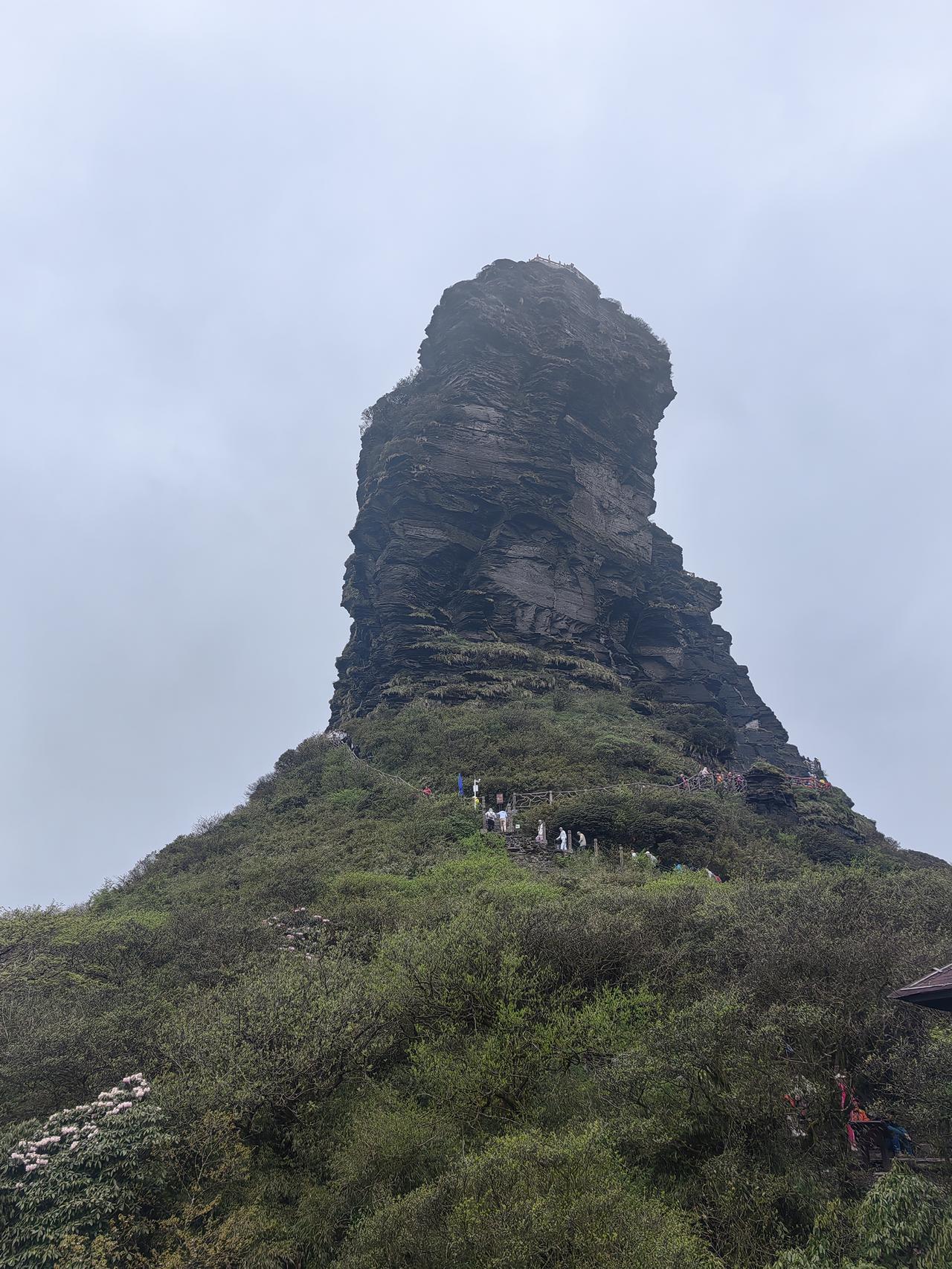 为啥贵州能行？这里戏称，天无三日晴，地无三尺平，人无三分银，一个无资源，无工业基