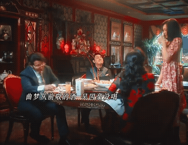 《人之初》这段小细节，此刻吴国豪举杯的方向，回忆过去最后一次酒桌上，这个方向是从