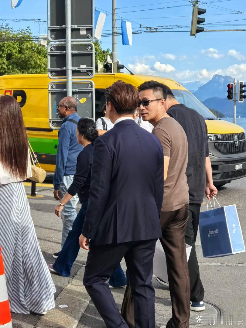 45岁汪小菲和老婆马筱梅现身瑞士旅游 ​​​