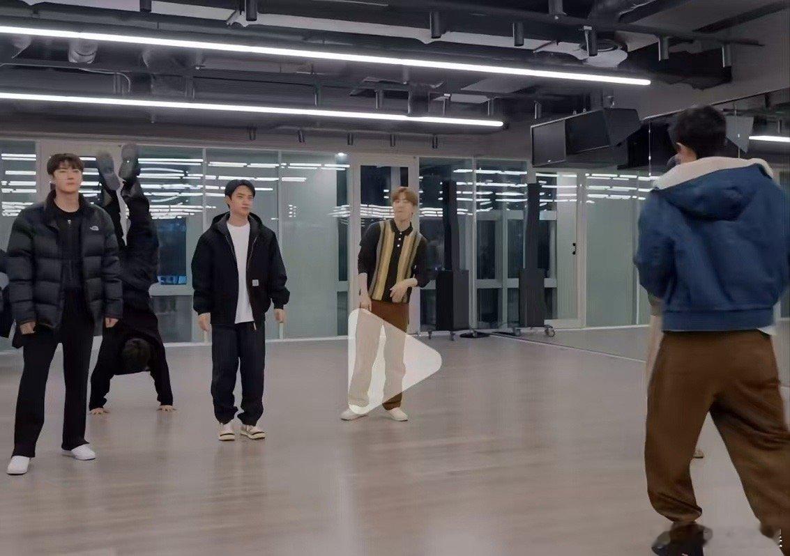 张艺兴随时随地倒立张艺兴突然倒立张艺兴随时随地倒立，谁把他电池扣了，