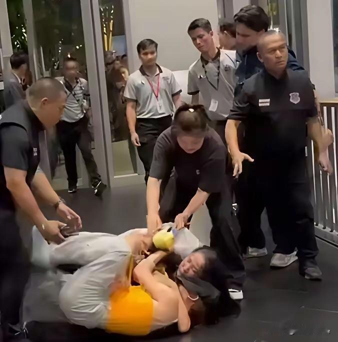 怒其不争！泰国追星被打中国女孩千字回应，全网替她鸣不平，她却忙着保护偶像。

 