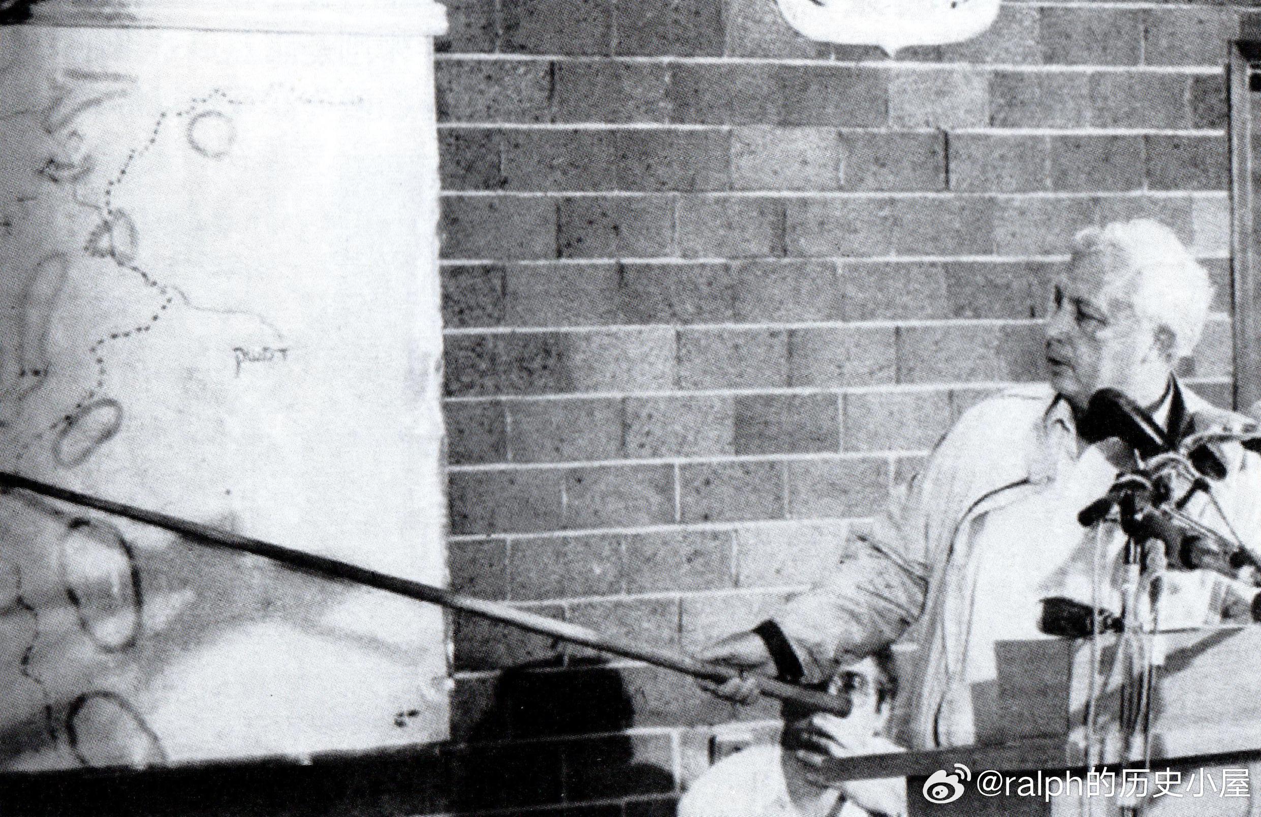 1982年6月以色列国防部长沙龙向媒体介绍“加利利和平”行动中以军的进展情况军事