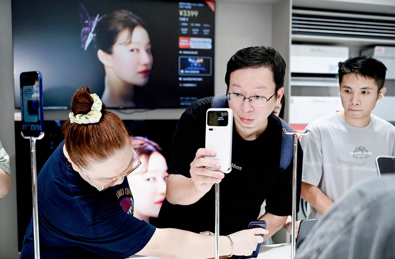 中秋假期线下门店迎来新机体验高峰，多个品牌门店客流形成鲜明对比，小米之家的小米1