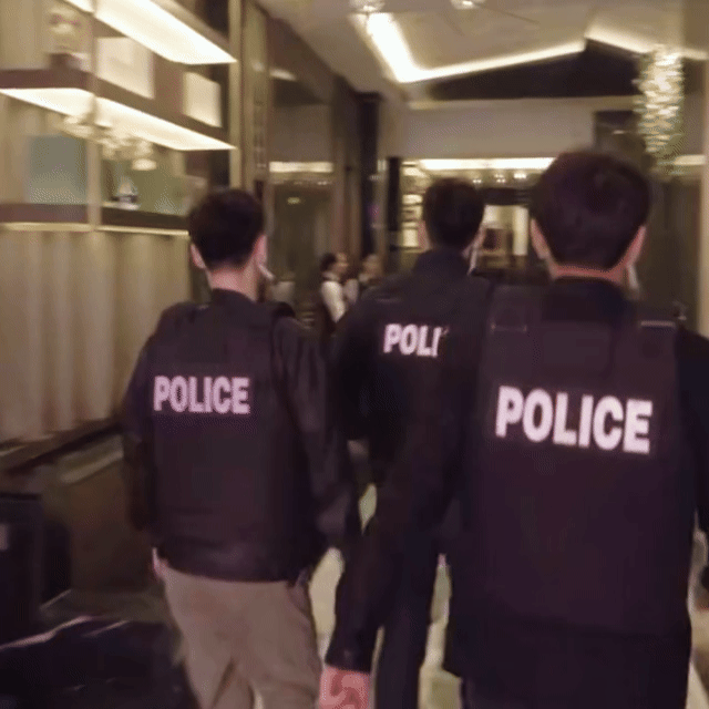 确诊为黄景瑜走路粉黄景瑜走路也太会勾人了吧！步伐带风还自带松弛感，宽肩窄腰的优越