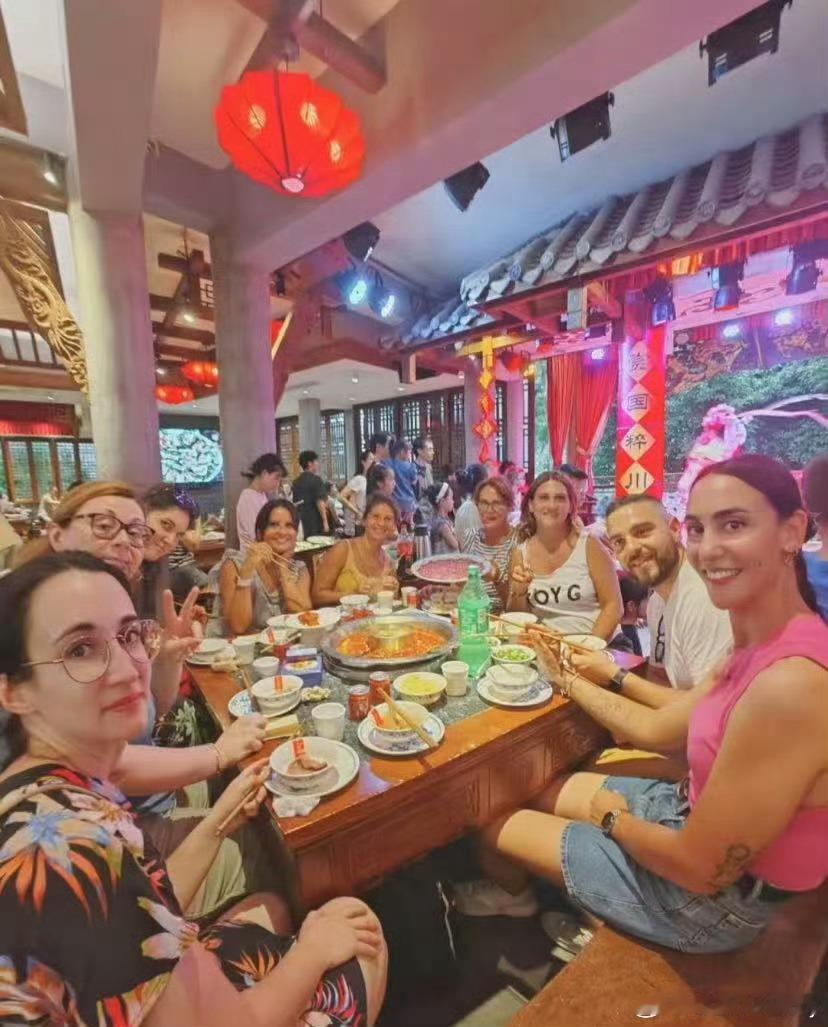 老外来中国旅游已经这么卷了如今老外来中国旅游太拼啦！凌晨就去故宫排队，还研究起“