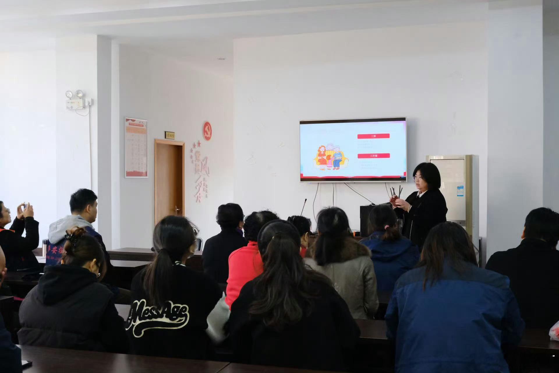 台州把课堂搬进小区用心守护银龄钱袋子椒江横河社区开反诈课护老人钱袋子，律师讲防骗