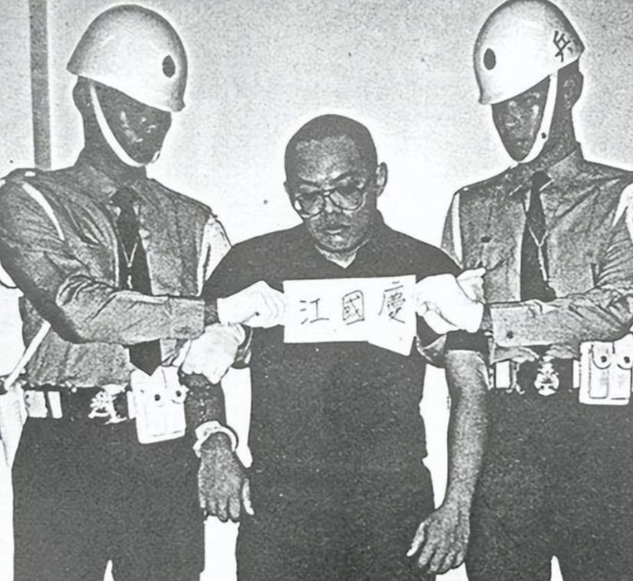 1997年，士兵江国庆强奸女童被判死刑，枪决前江国庆咬牙切齿地诅咒说：“人不是我