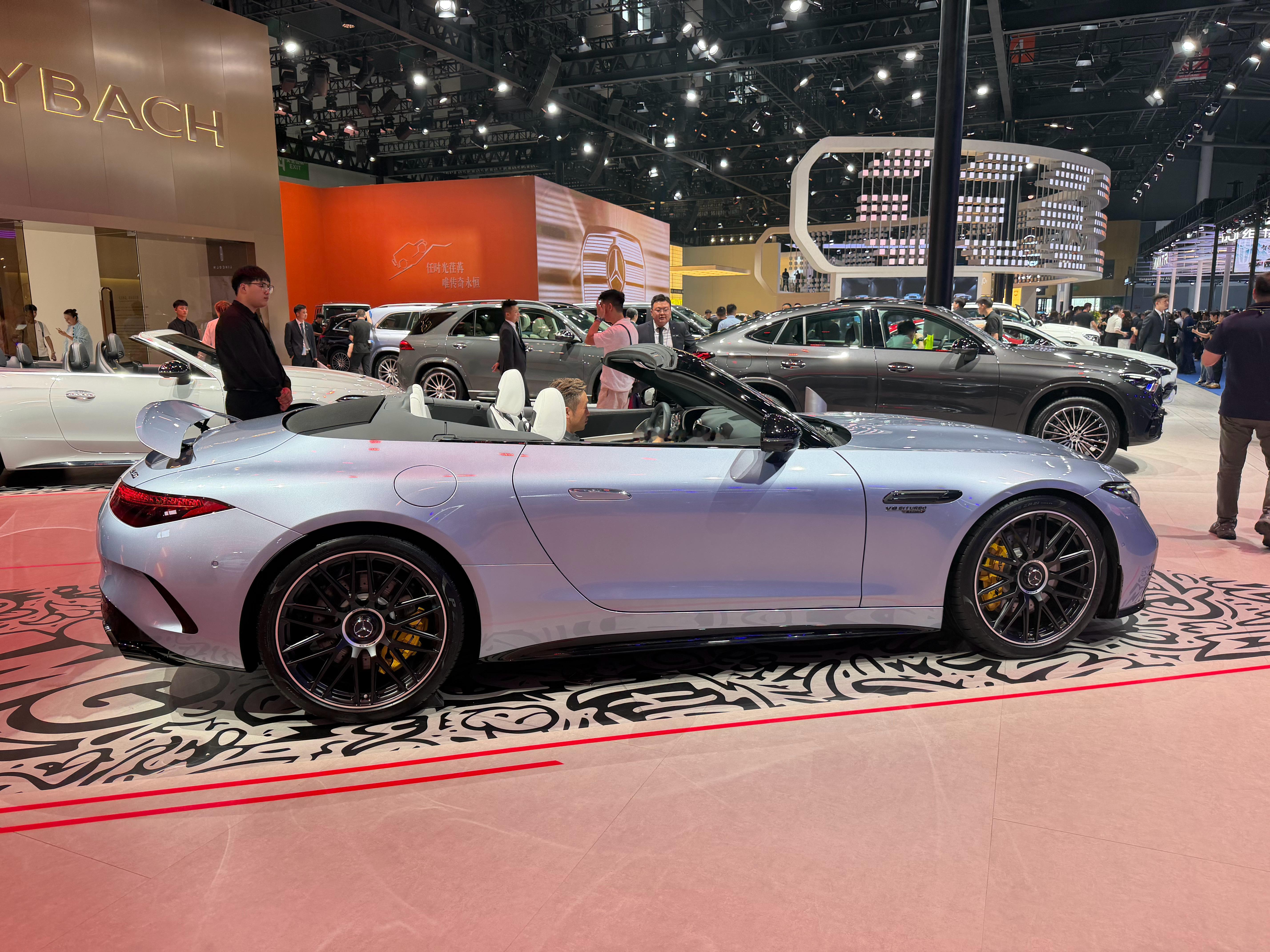 车展上能看到的敞篷车已经越来越少了，但奔驰展台上就有两台，AMG SL63 & 