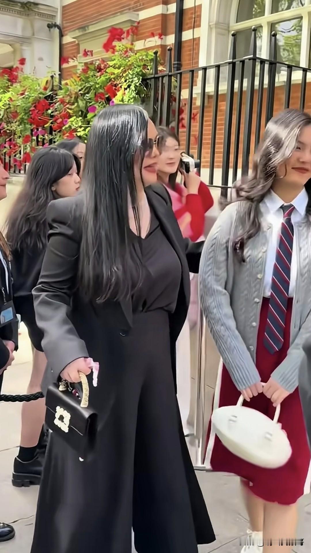 这是路人视角下的李湘母女
原来离开了美颜滤镜
那些明星、有钱人的形象也很普通人差