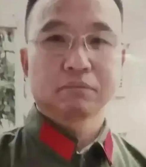 1984年，战士李陶雄中弹牺牲，送葬途中遗体竟两次从车上跌落，护士郑英察觉异样，
