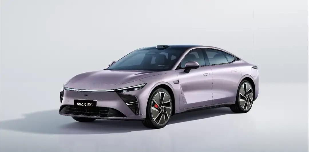 超能智享，驾趣随行：2025款星纪元ES重构纯电轿跑新标杆！智能座舱的升级，让“