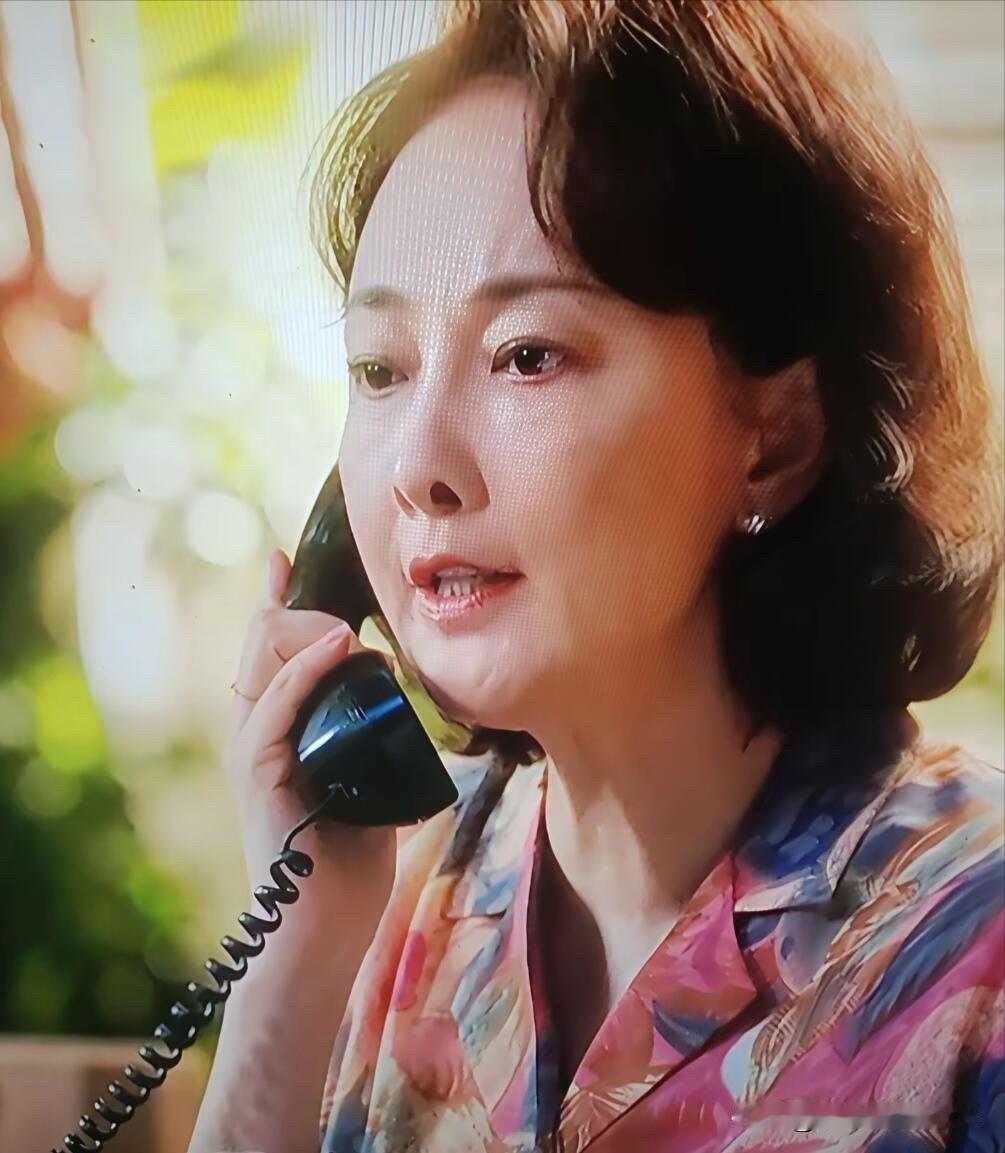 她才54岁怎么颜值下滑的这么快，脸部发腮，鼻孔外露，嘴唇变薄，一脸的凶相，没有年
