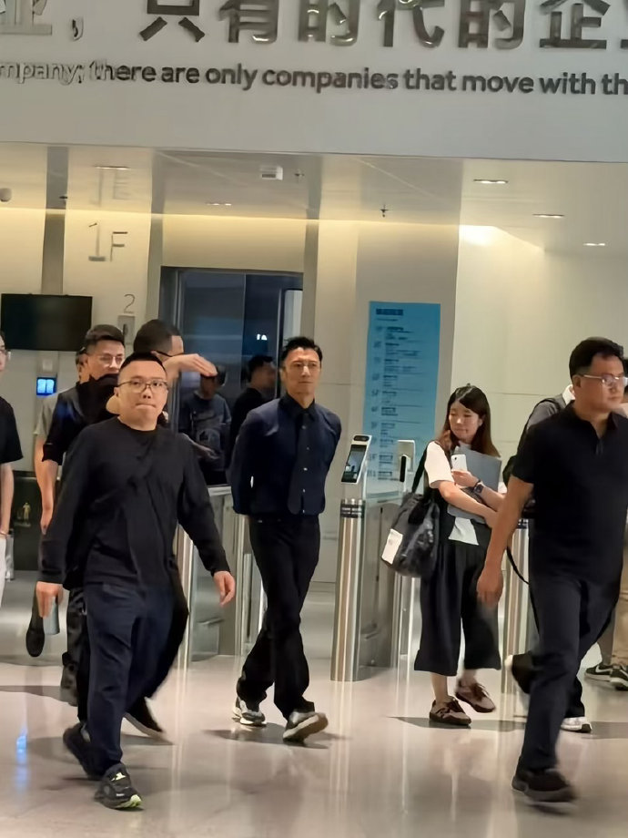 谢霆锋内娱自己的霸总爽文男主海尔总部偶遇谢霆锋 有网友在海尔总部偶遇谢霆锋，一身