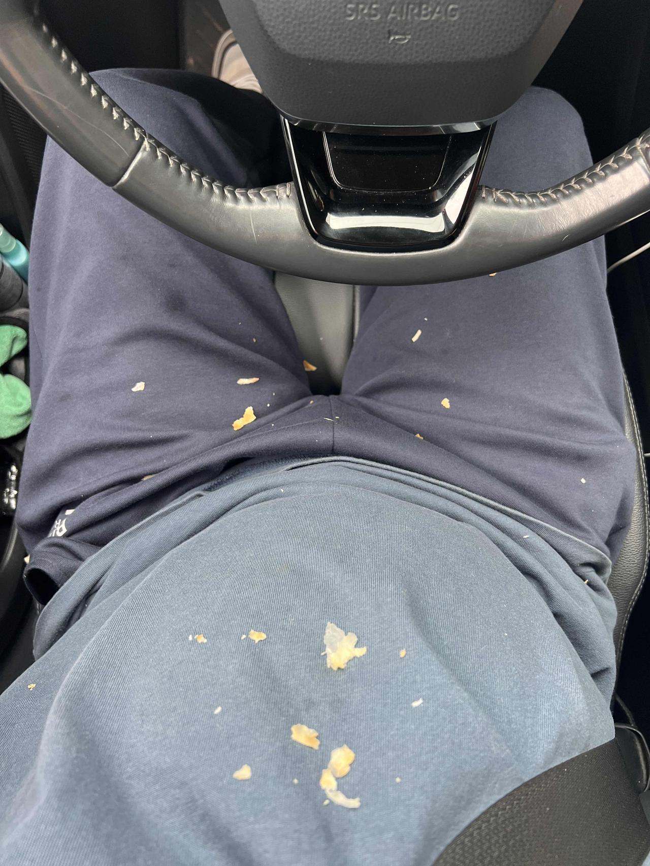 在渭南吃肉夹馍，掉了一身的馍馍渣子。
请问陕西人，这种情况如何避免？