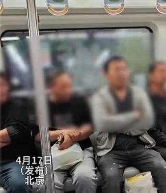 我愿意跟他挨着为女乘客点赞，特别是她那一句，我愿意跟他挨着，温暖了无数在外打工人