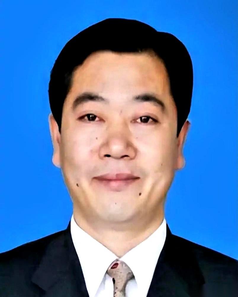 一名1966年出生的干部，在距离预期的退休时间只剩半年时被查了。
他早年曾在武清