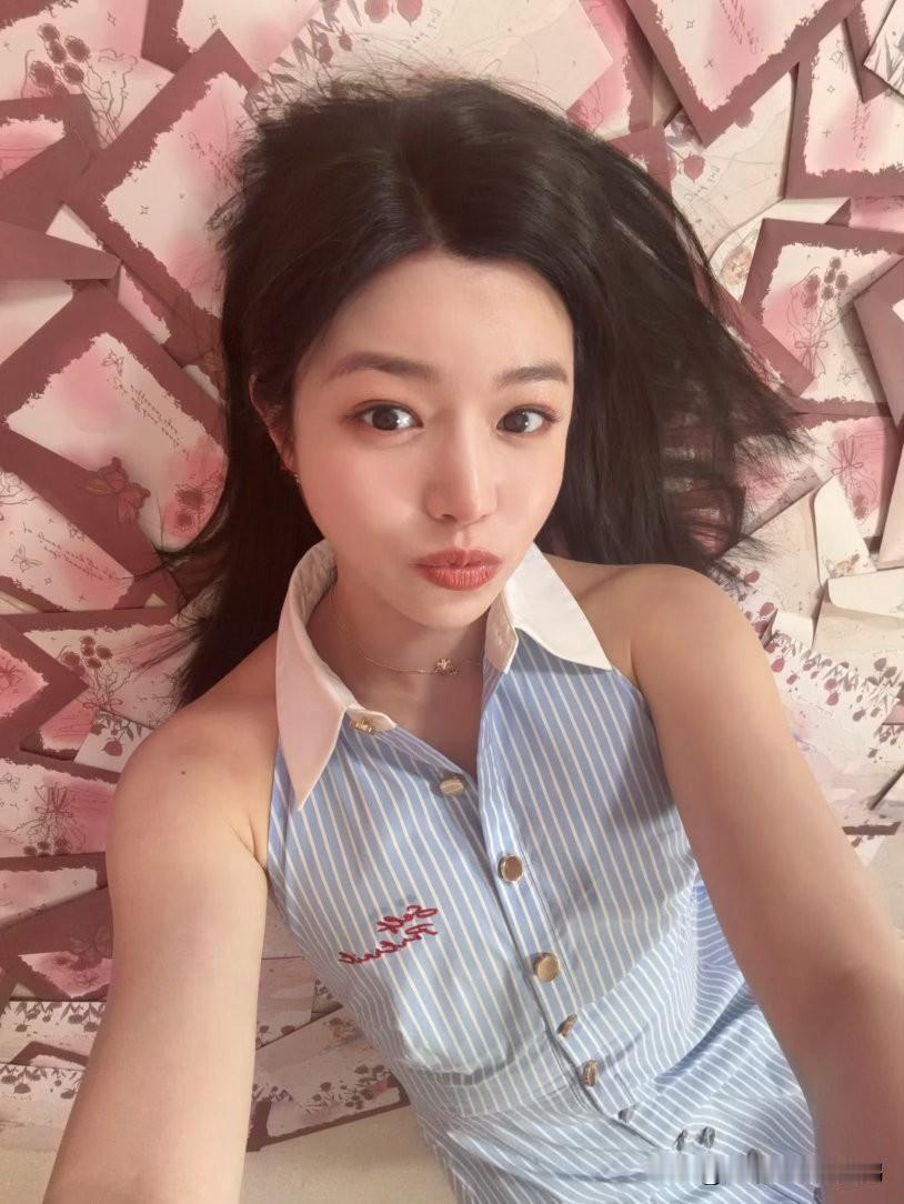 . 陈妍希晒43岁生日自拍状态太绝！嘟嘴卖萌配软萌小熊，这少女感说23岁我都信