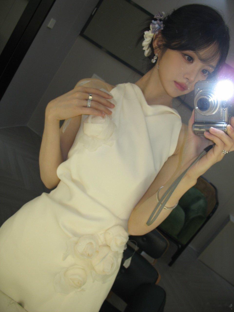 田曦薇晒怼脸照田曦薇白裙九宫格 田曦薇白裙九宫格真的好好看啊 